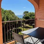 T3 Vue Les Pieds Dans L'eau, Piscine, Clim * Hyeres